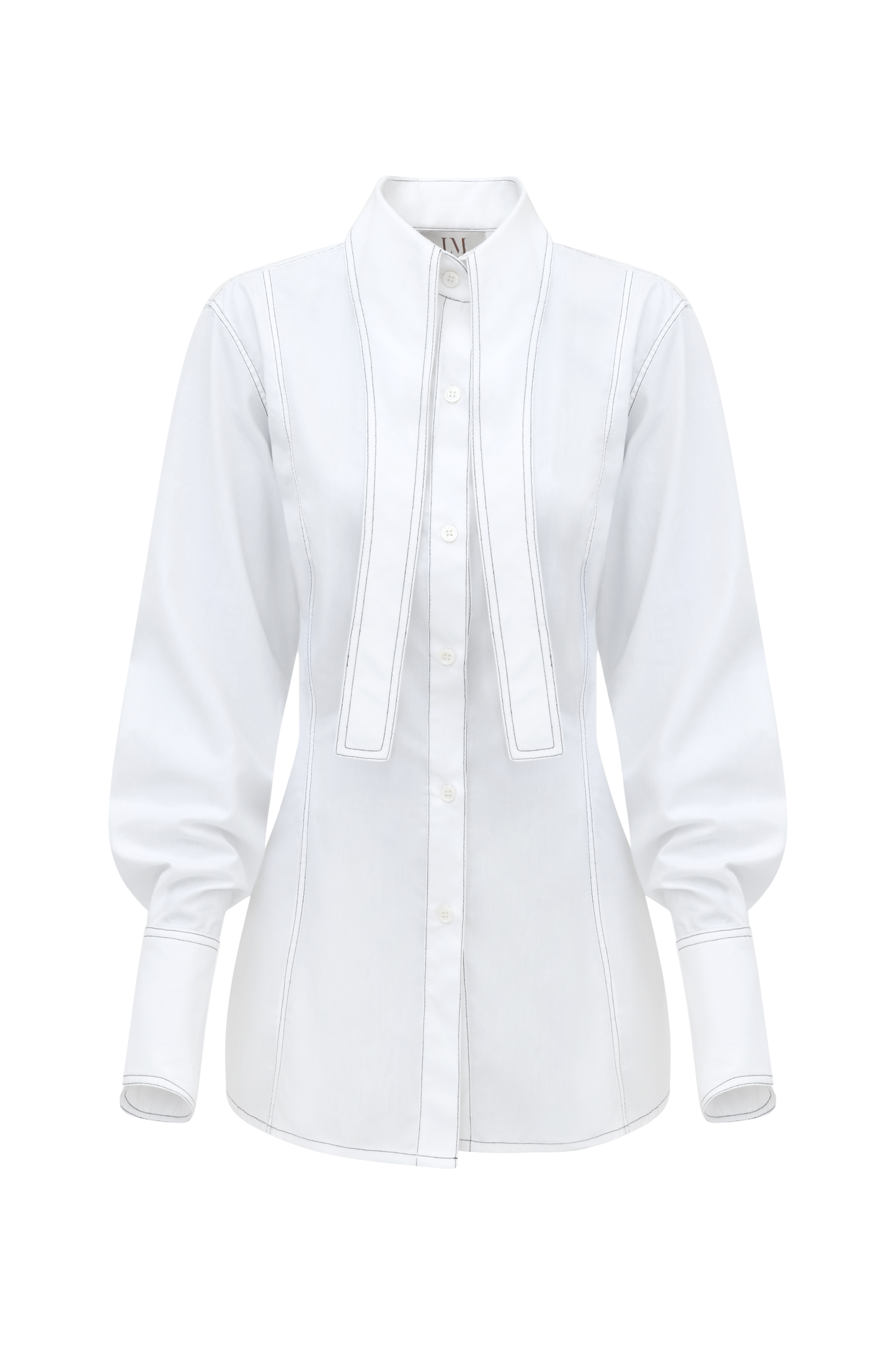 CHEMISE LIGNE FUYANTE, 100% coton blanc, col démesuré et taille cintrée avec surpiqûres contrastantes.
