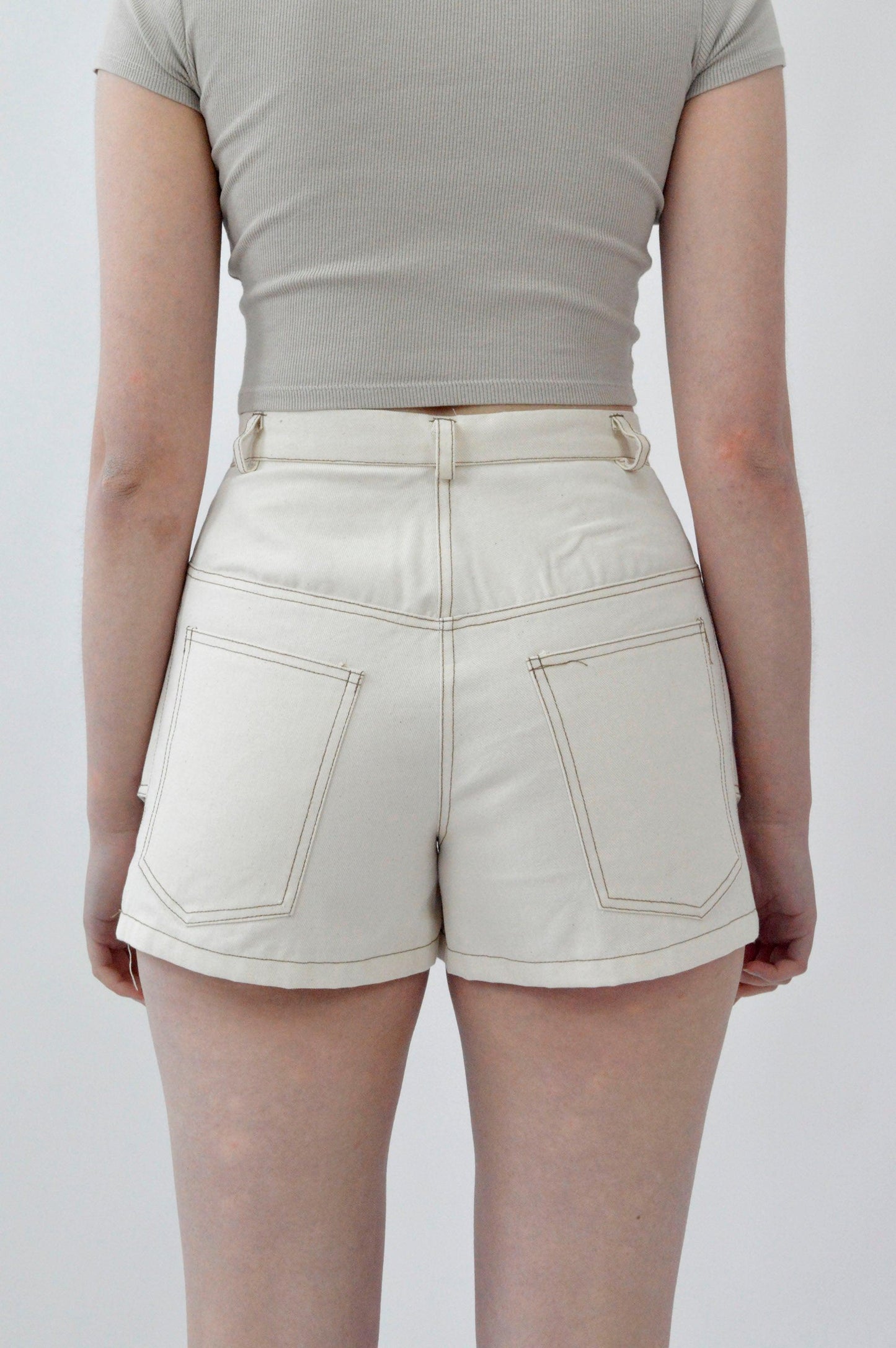 SHORT ISODOME, de dos, poche plaquées, découpe dos, double surpiqûres jean.