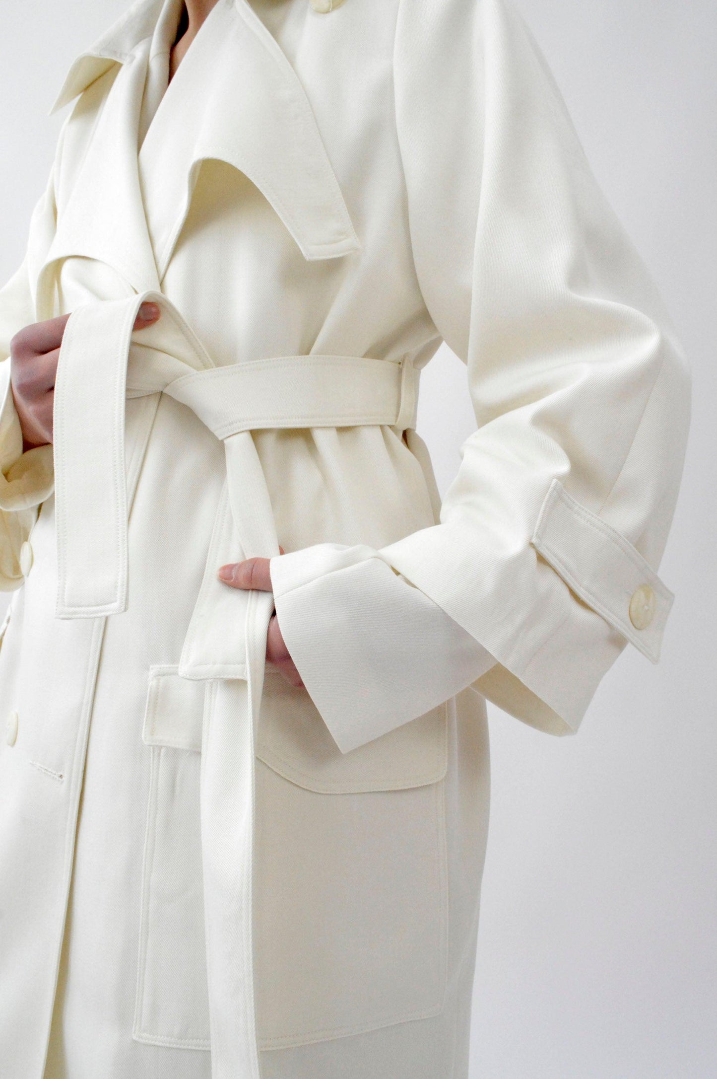 TRENCH OGIVE, détail ceinture, patte poignet, double boutonnage, col rabattu.