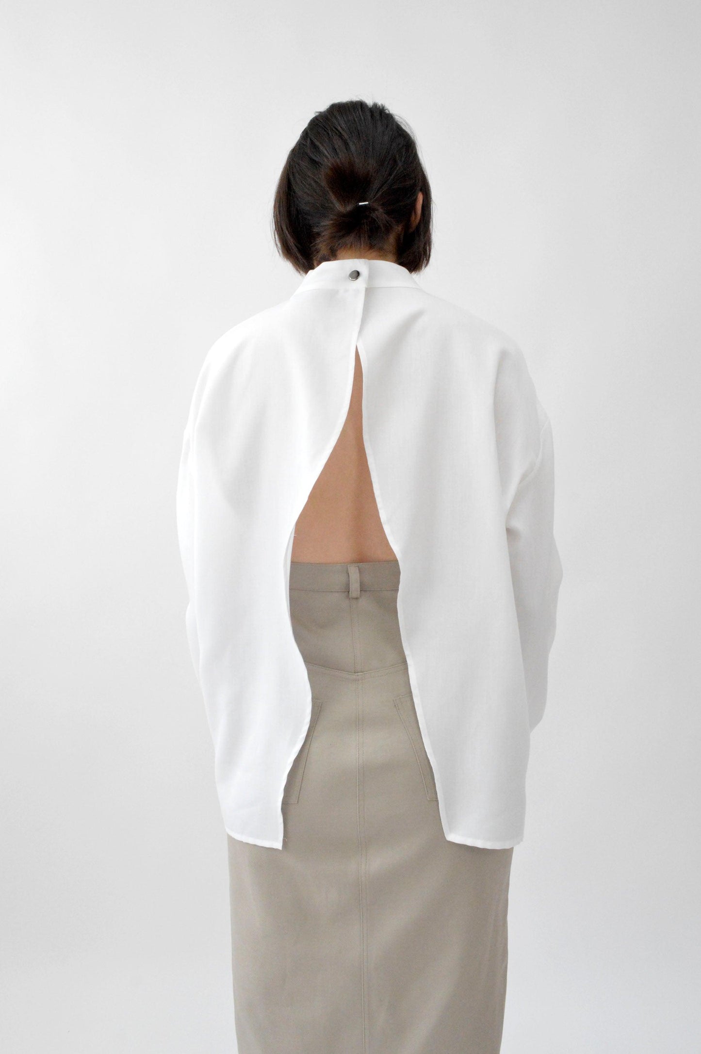 CHEMISE TELAMON, ouverture dos, fermeture pression dos.