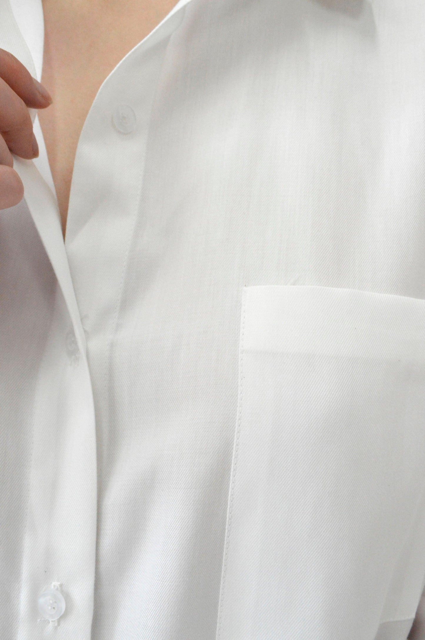 CHEMISE ATLANTE, détail boutonnière et poche plaquée.