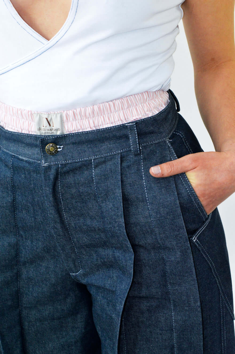 SHORT BLOOM rayé rose et blanc en coton élastiqué, coupe boxer sportive, taille élastique avec griffe de marque, idéal pour l'été ou sous un pantalon.