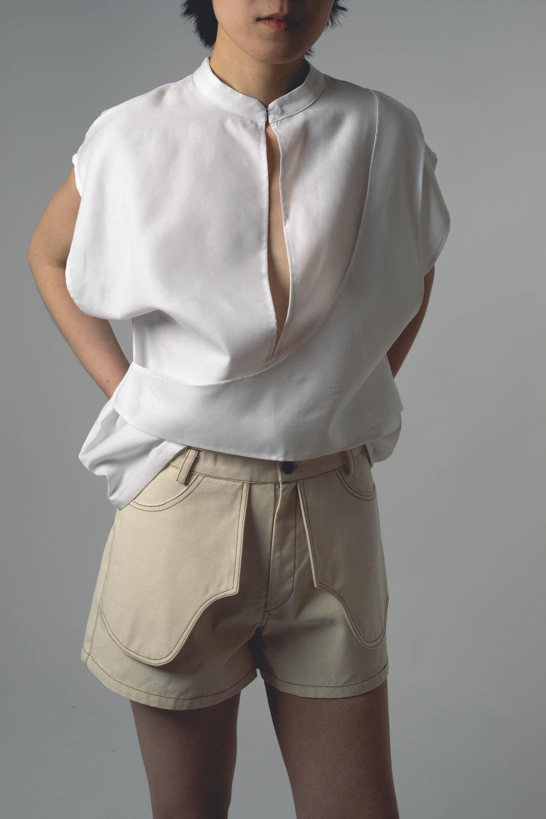 CHEMISE GETALIE, blanche avec col mao, sans manches.