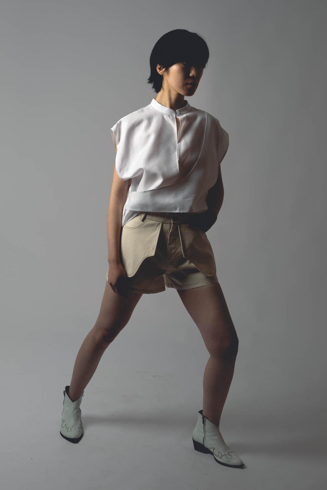 CHEMISE GETALIE, sans manches, col mao et rabat asymétrique.