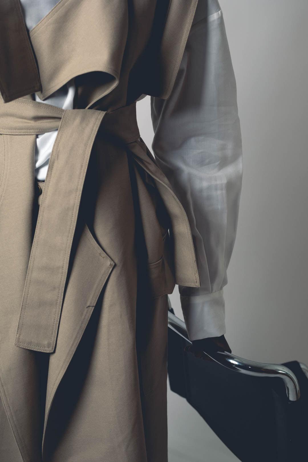 TRENCH ANTA, sans manches, grandes poches, détail ceinture et taille déstructuré.