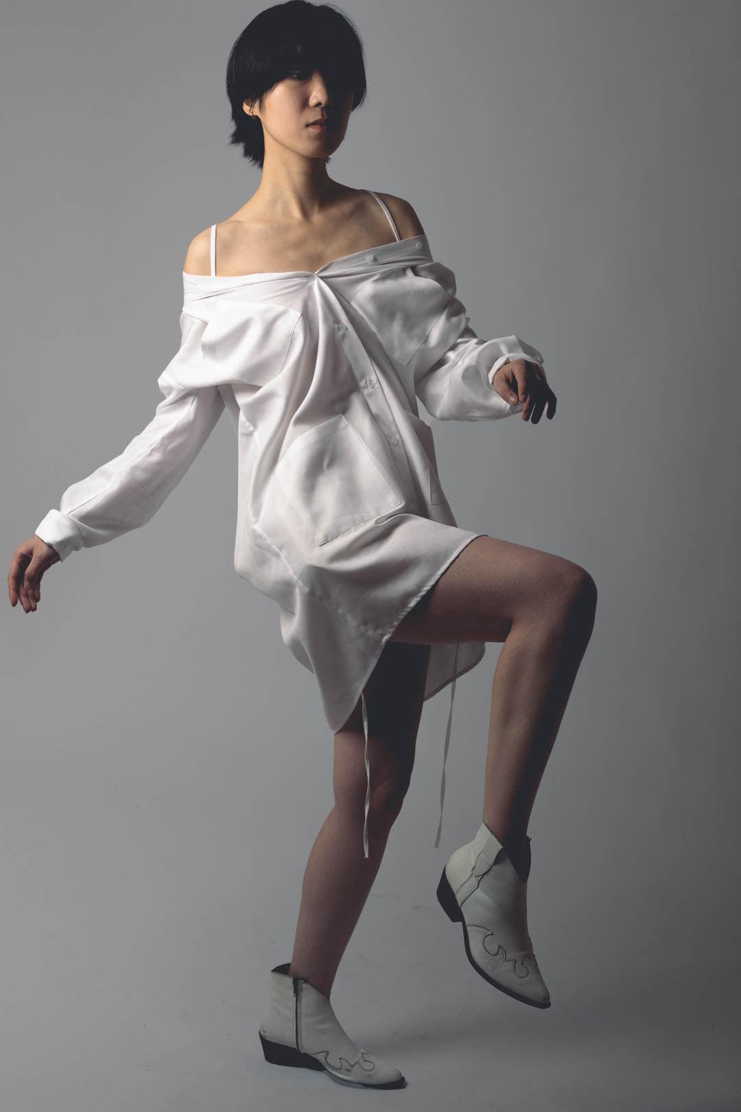 Femme portant la CHEMISE ATLANTE, 4 poches plaquées, longueur mi-cuisse.