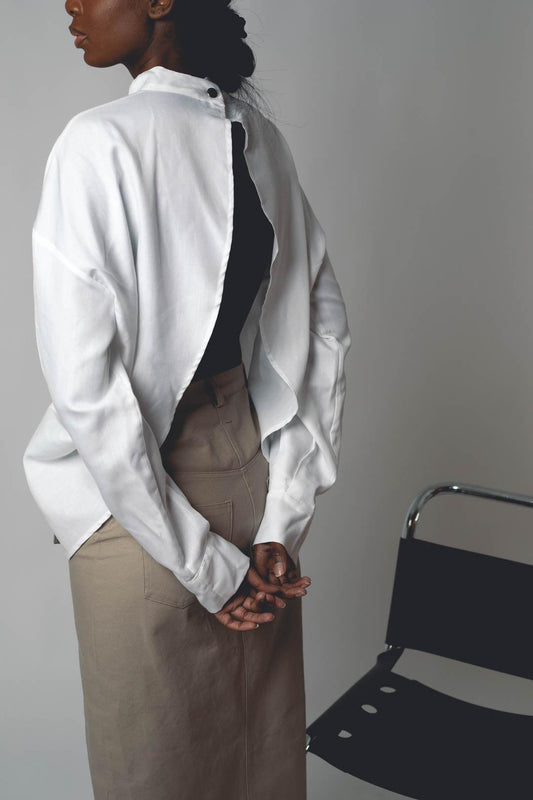 Femme portant la CHEMISE TELAMON, détail ouverture dos, manche longue avec poignet.