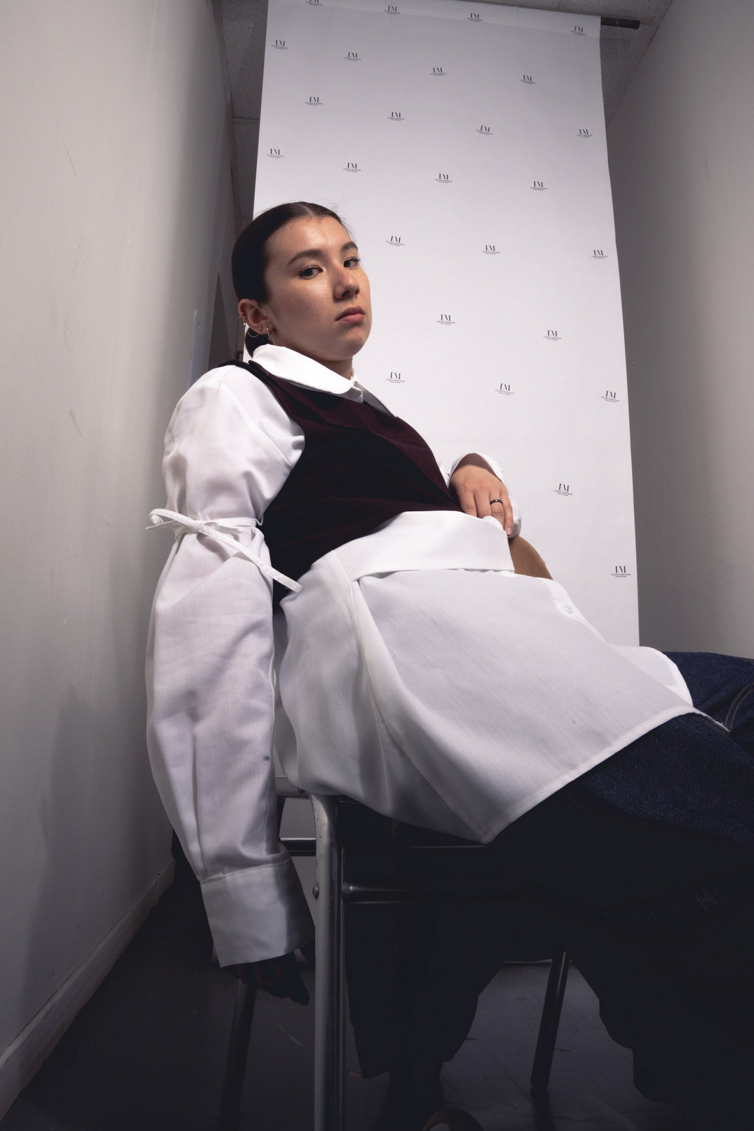 Femme portant le TOP HICO, top sans manches se fermant avec boutons aux épaules.