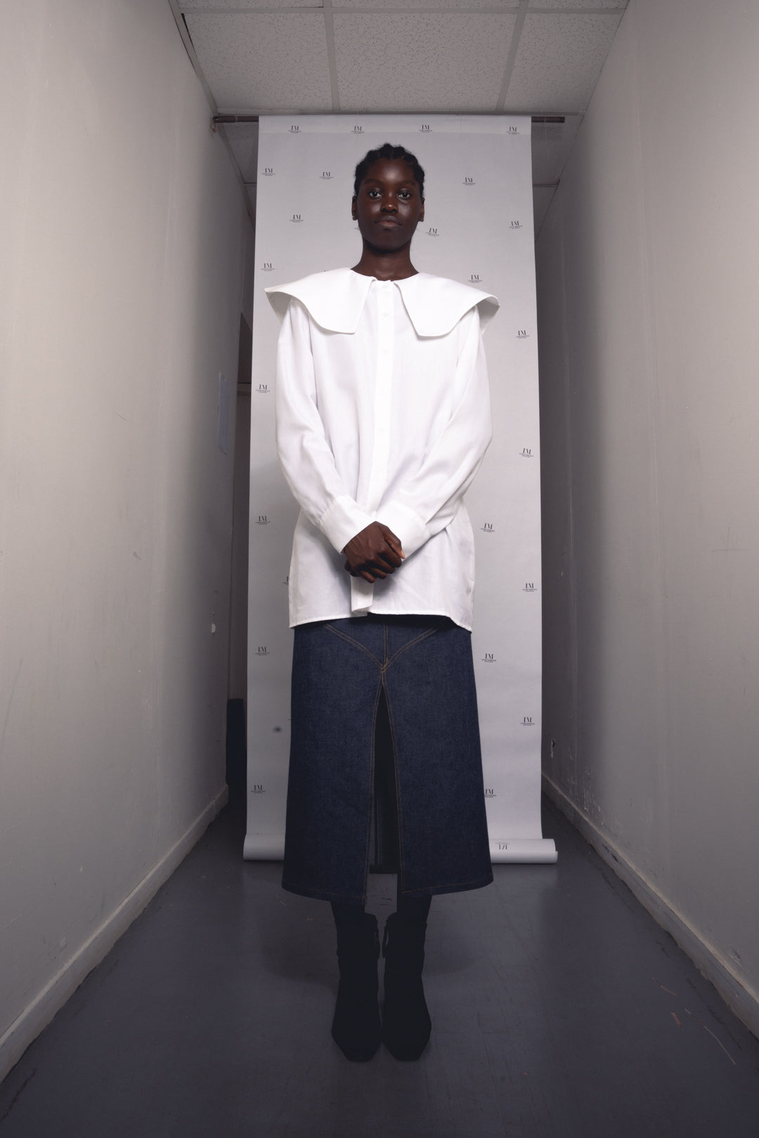 Femme portant la CHEMISE LUBBOCK, blanche, longueur haut de cuisse, couture anglaise.