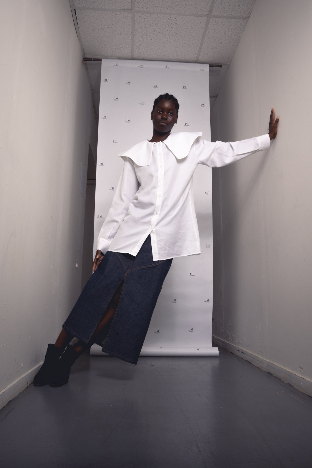 Femme portant la CHEMISE LUBBOCK, blanche, décontracté chic, en twill de coton blanc.