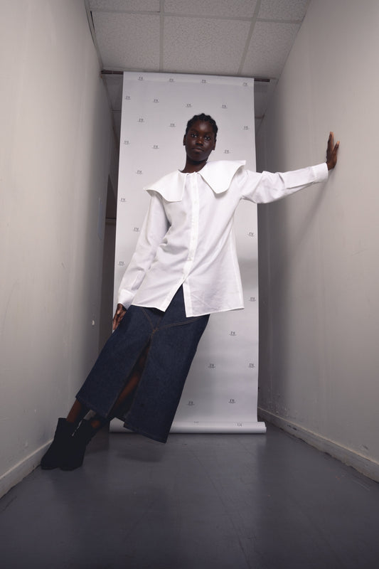 Femme portant la CHEMISE LUBBOCK, blanche, décontracté chic, en twill de coton blanc.