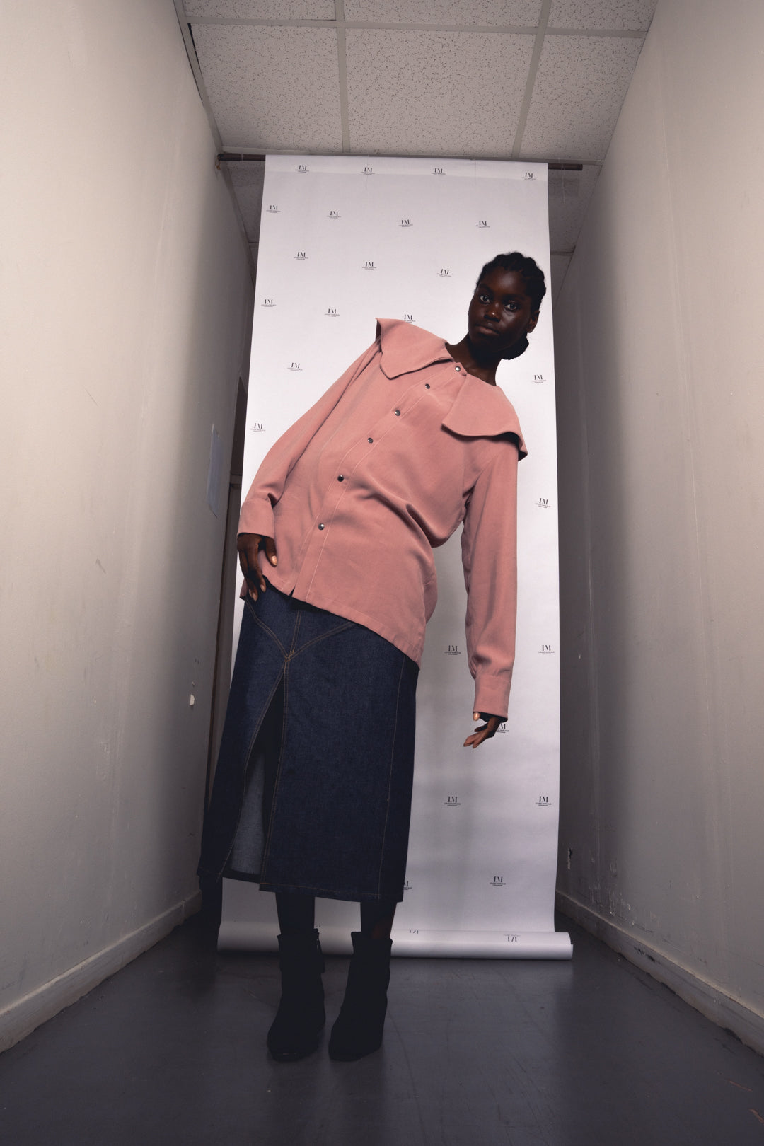 Femme portant la CHEMISE LUBBOCK, rose, décontracté et sophistiquée.