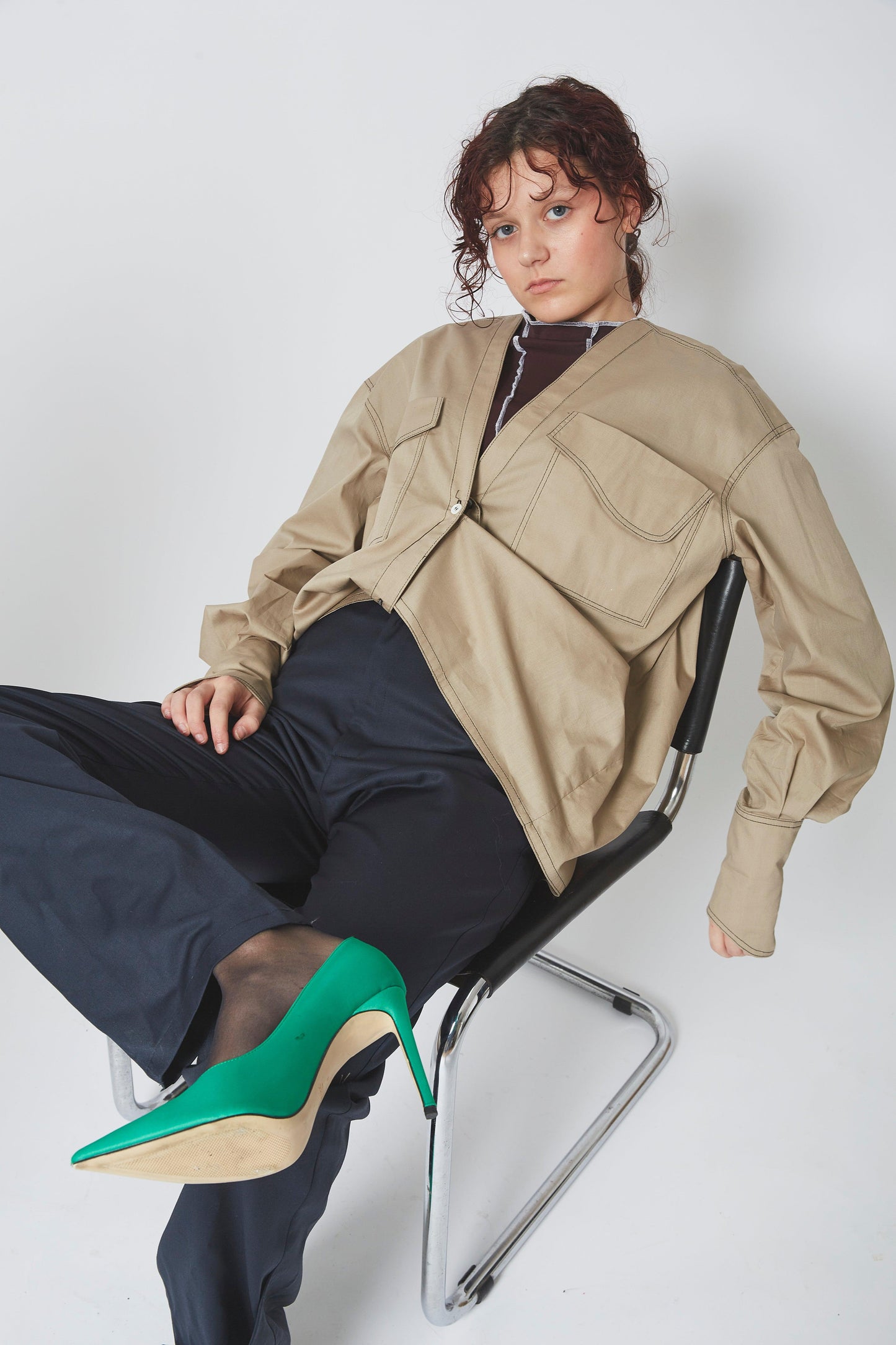 Femme portant la CHEMISE ZIGZAG, sans col, découpes zigzag sur le devant, manches longues.