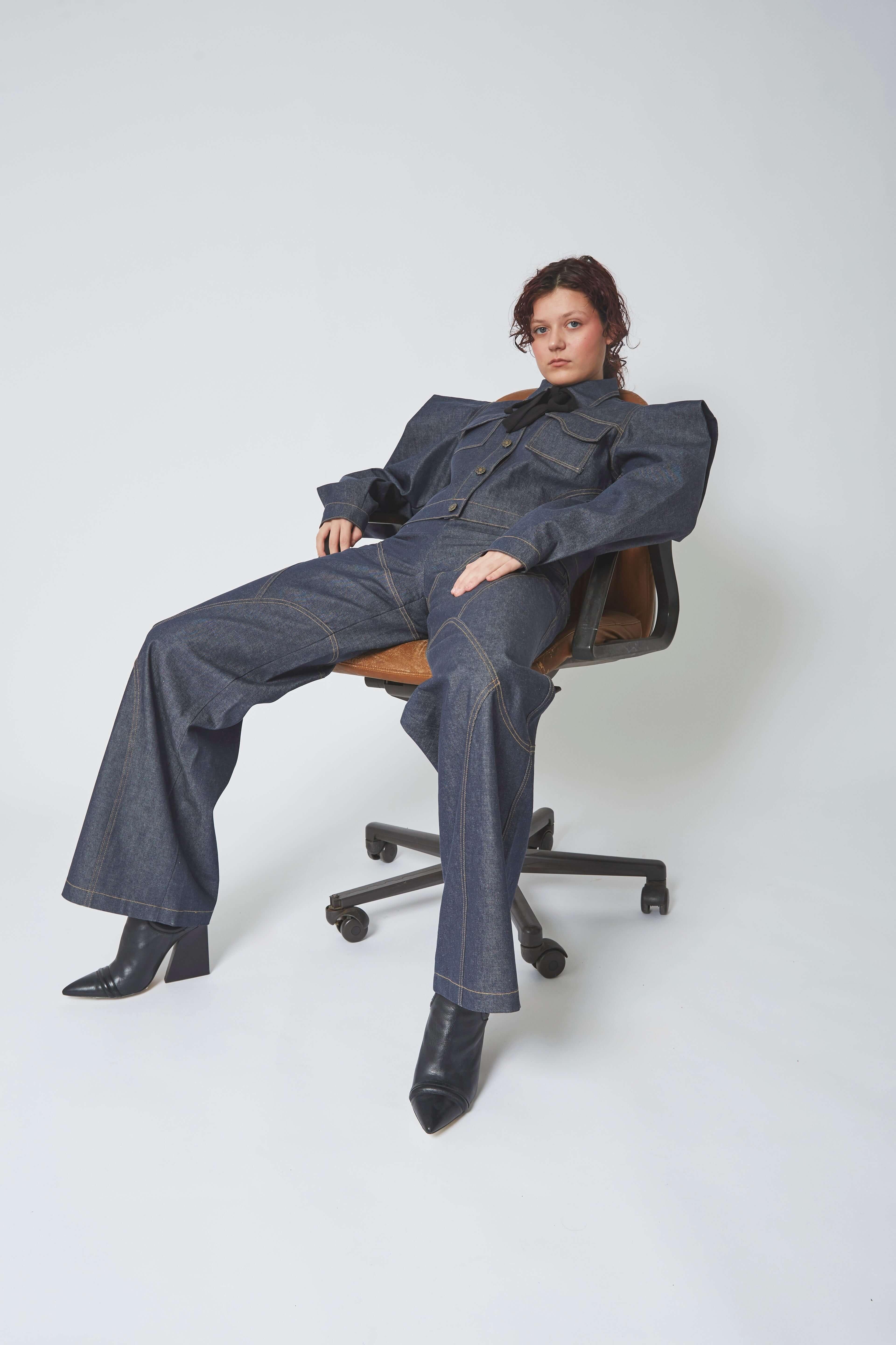 Femme portant l'ensemble JEAN'S DENTON et VESTE SONORA, polyvalent et tendance.