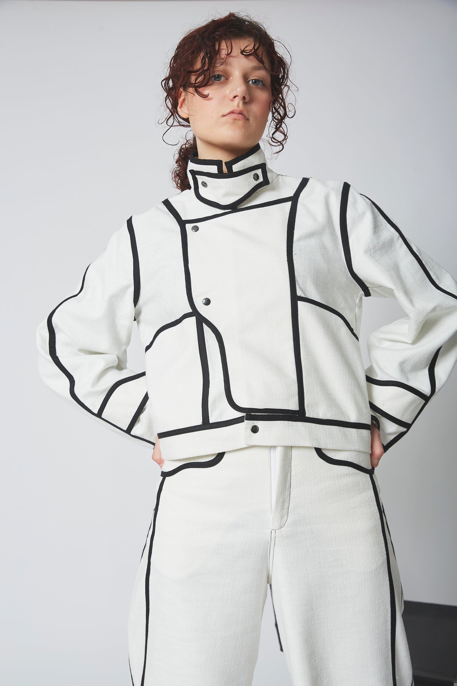 VESTE BIAIS NOIR, col modulable, longueur courte, 100% laine, biais en coton noir.