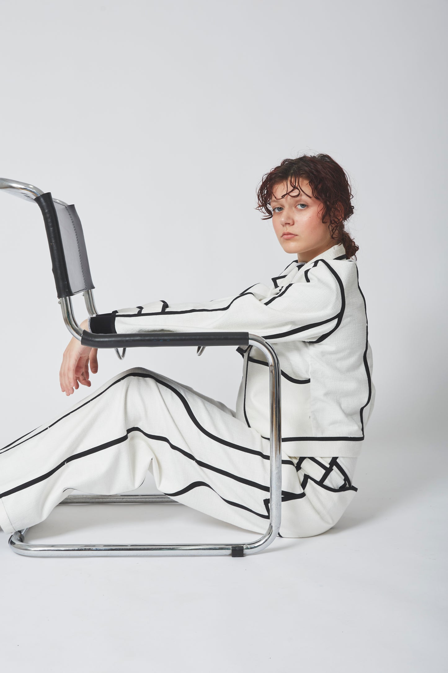 Femme portant la VESTE BIAIS NOIR, ensemble BIAIS NOIR graphique et structurant.