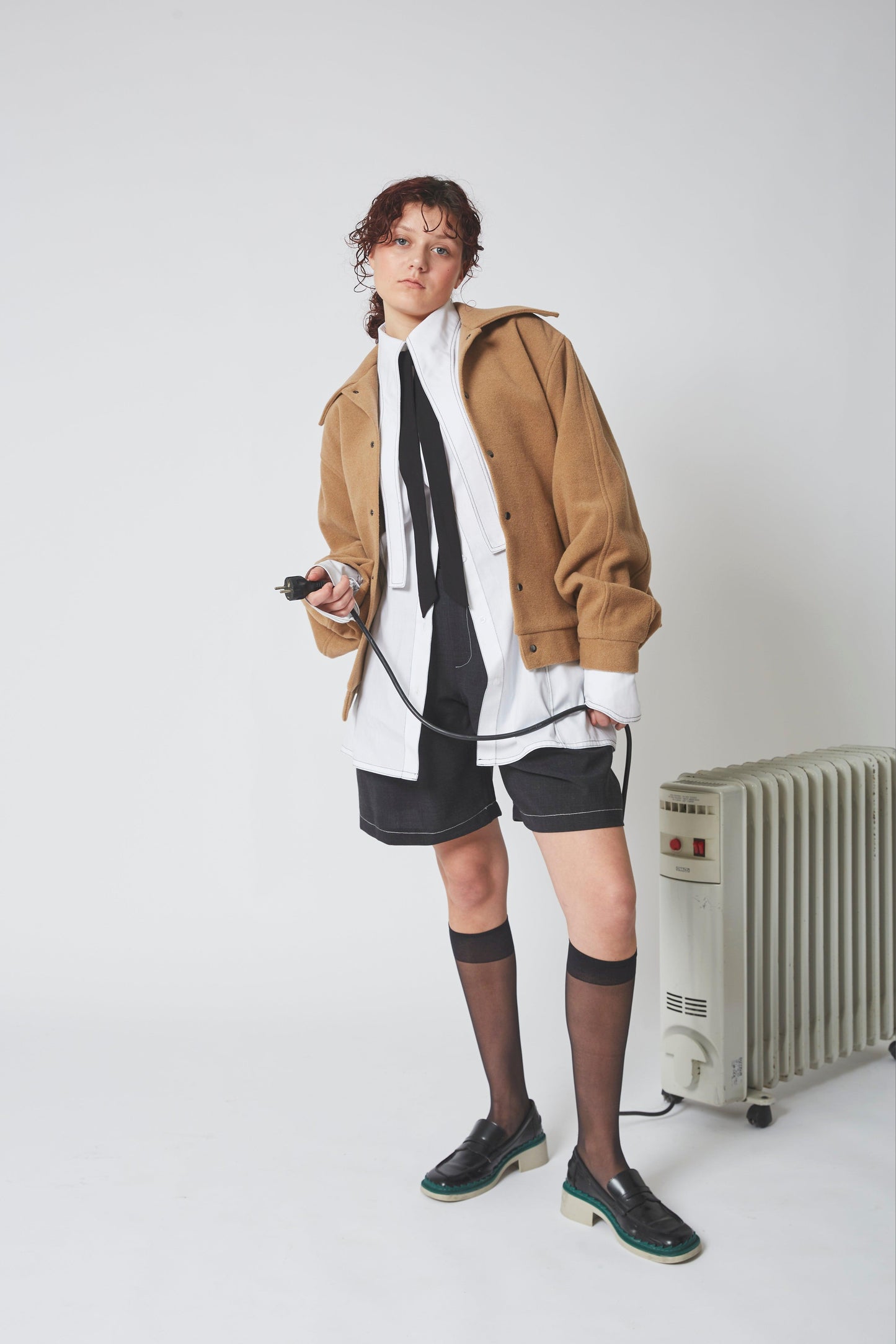 Femme portant la CHEMISE LIGNE FUYANTE, taille de guêpe, longueur mi-cuisse.