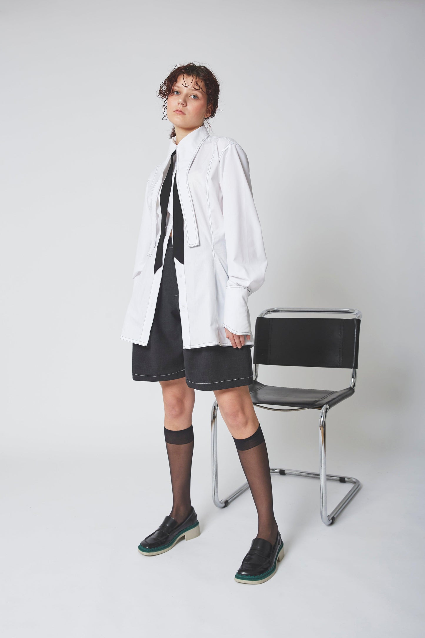 Femme portant la CHEMISE LIGNE FUYANTE, 100% coton blanc, coutures anglaises.