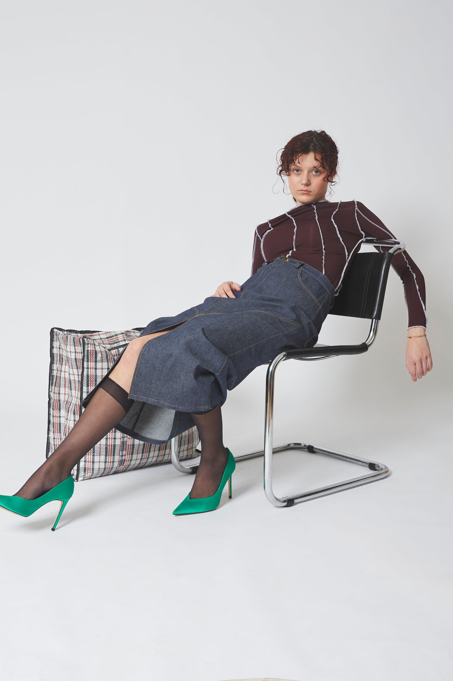 Femme portant la JUPE ADA et le TOP SURJET aubergine, vintage et moderne.