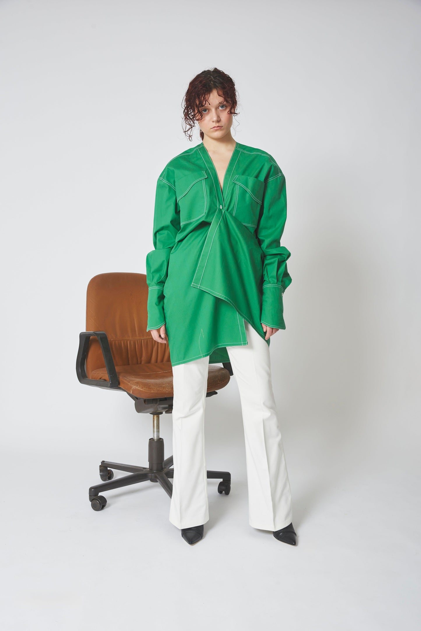 Femme portant le PANTALON TORMA avec la ROBE ZIGZAG, Flare blanc taille haute.