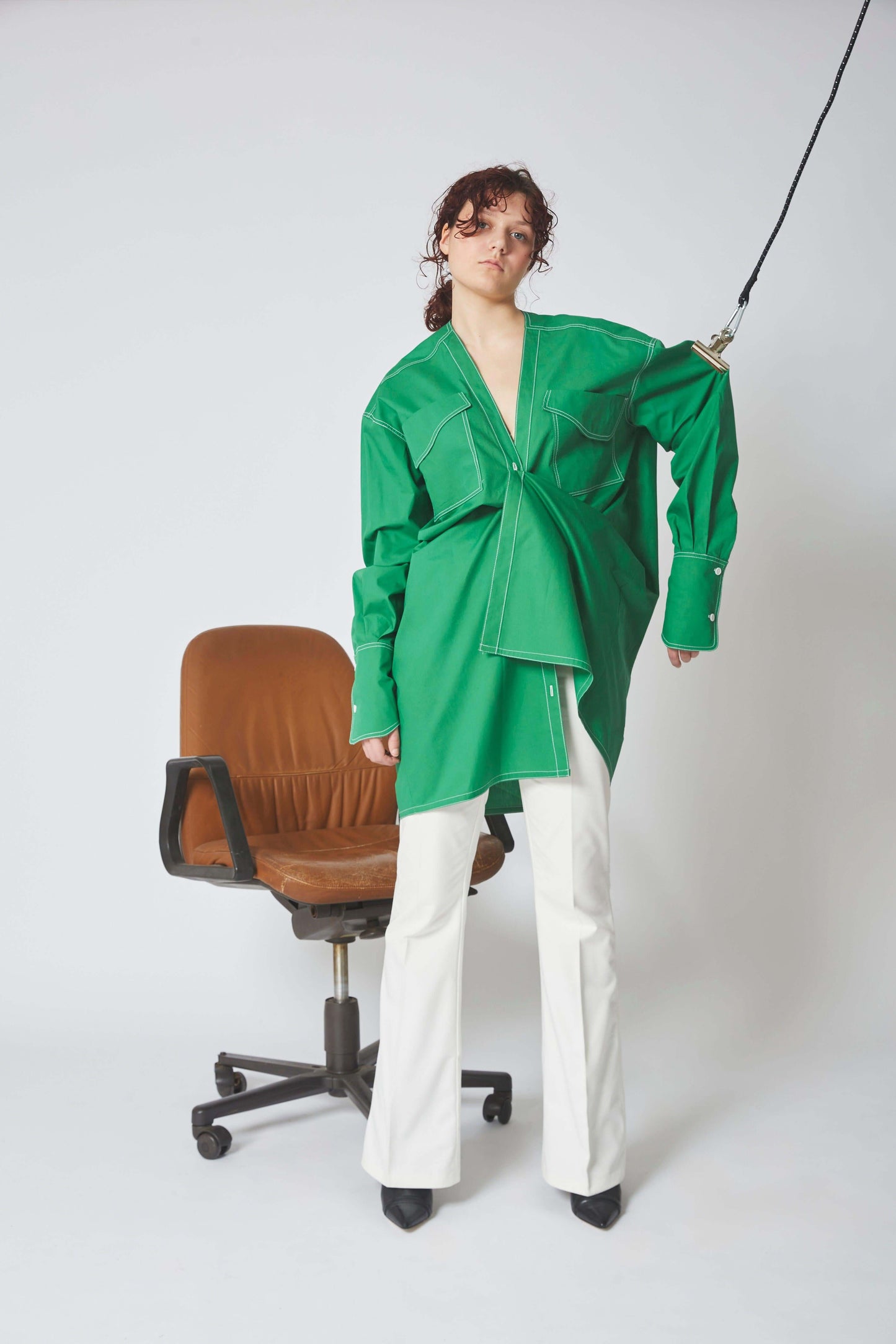 Femme portant la ROBE ZIGZAG, sans col, avec deux poches plaquées.