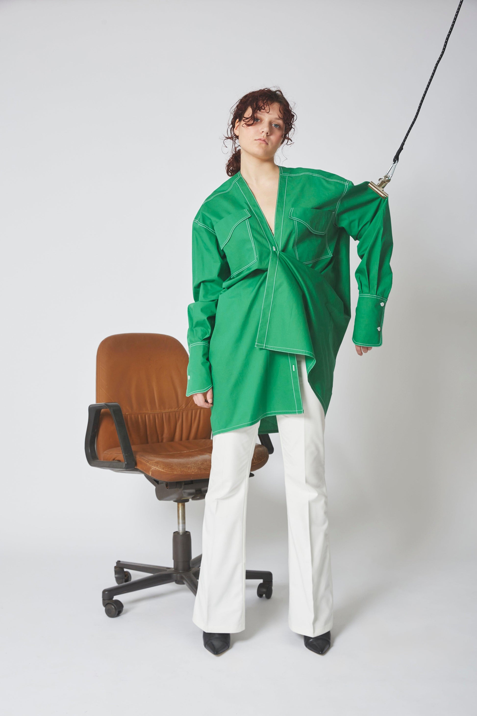 Femme portant la PANTALON TORMA, Flare blanc, taille haute, sergé de coton blanc.