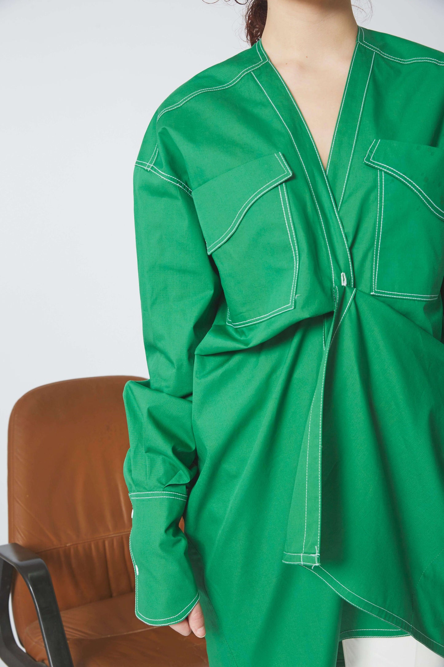 Focus sur les détails de la ROBE ZIGZAG, poches plaquées, poignets larges et ajustés.