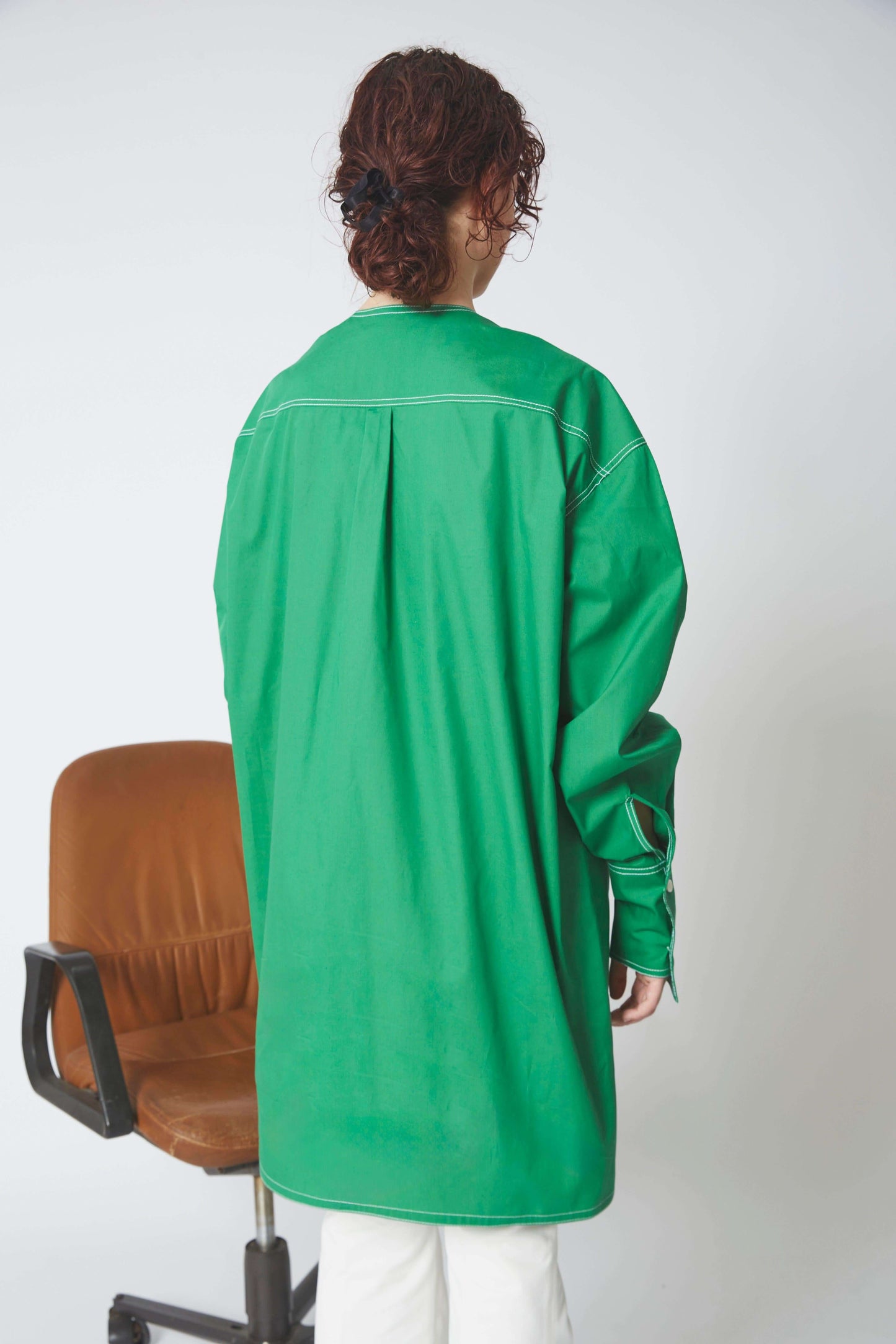 Focus de dos de la ROBE ZIGZAG, longueur au dessus du genou et manches longues.