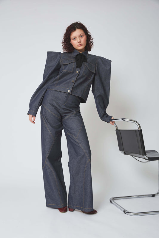 Femme portant l'ensemble JEAN'S DENTON et VESTE SONORA, découpe audacieuse.