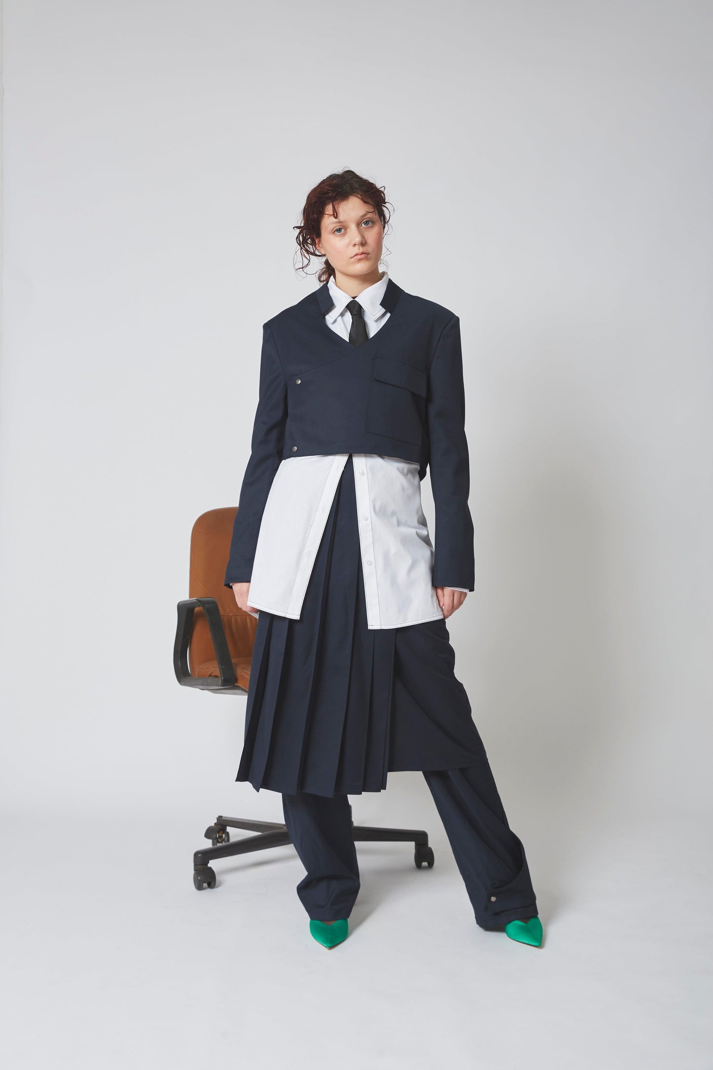 Femme portant le PANTALON KOTOBAZEME, associé à la JUPE ICHINAWA, silhouette forte.