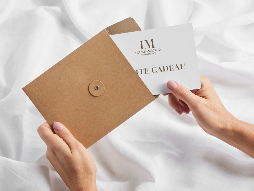 Carte cadeau Louise Marcaud sortie d'une enveloppe.