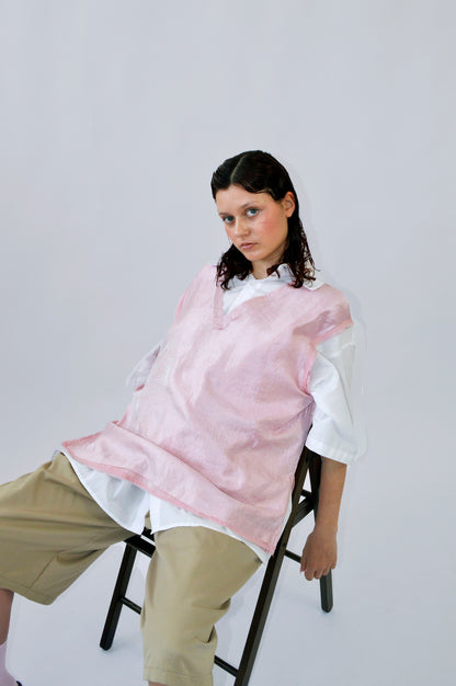 Femme portant la chemise PAF BLANCHE à col en vague et le short TIP TOP ROSE, tenue estivale élégante et décontractée.
