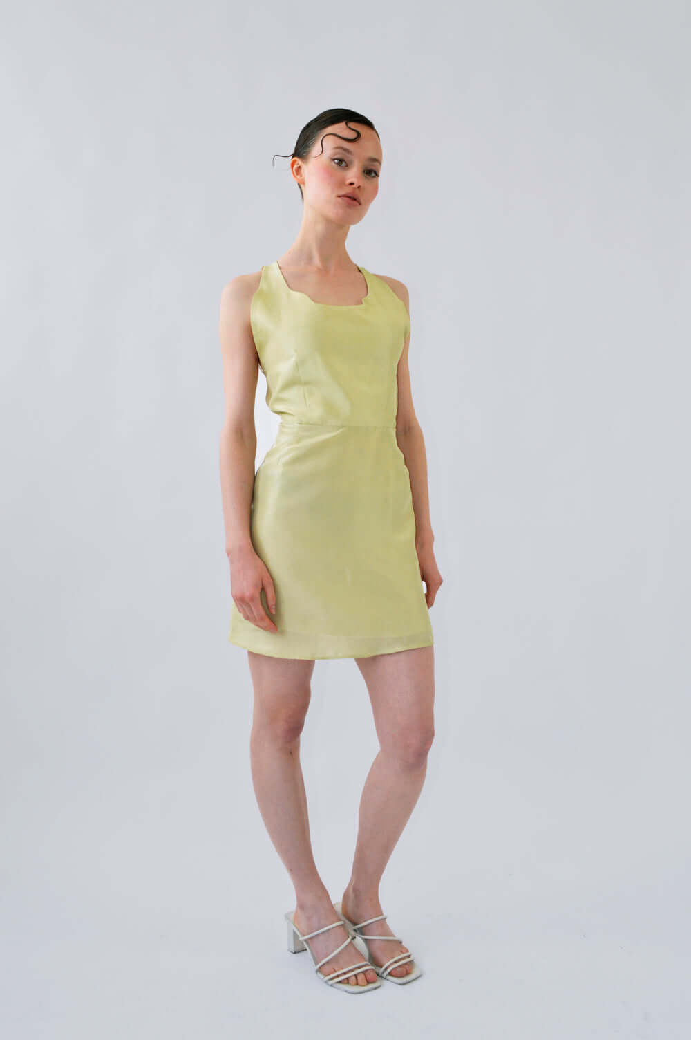 Robe TCHOUKETA en soie vert citron, vue de face, allure chic et estivale avec sandales.