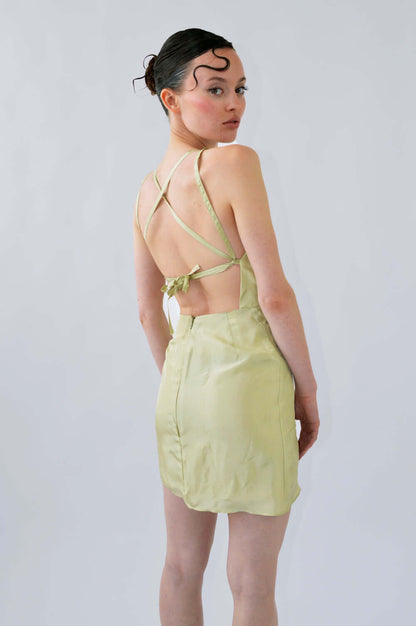 Vue arrière de la robe TCHOUKETA en soie vert citron, dos nu réglable par brides croisées.