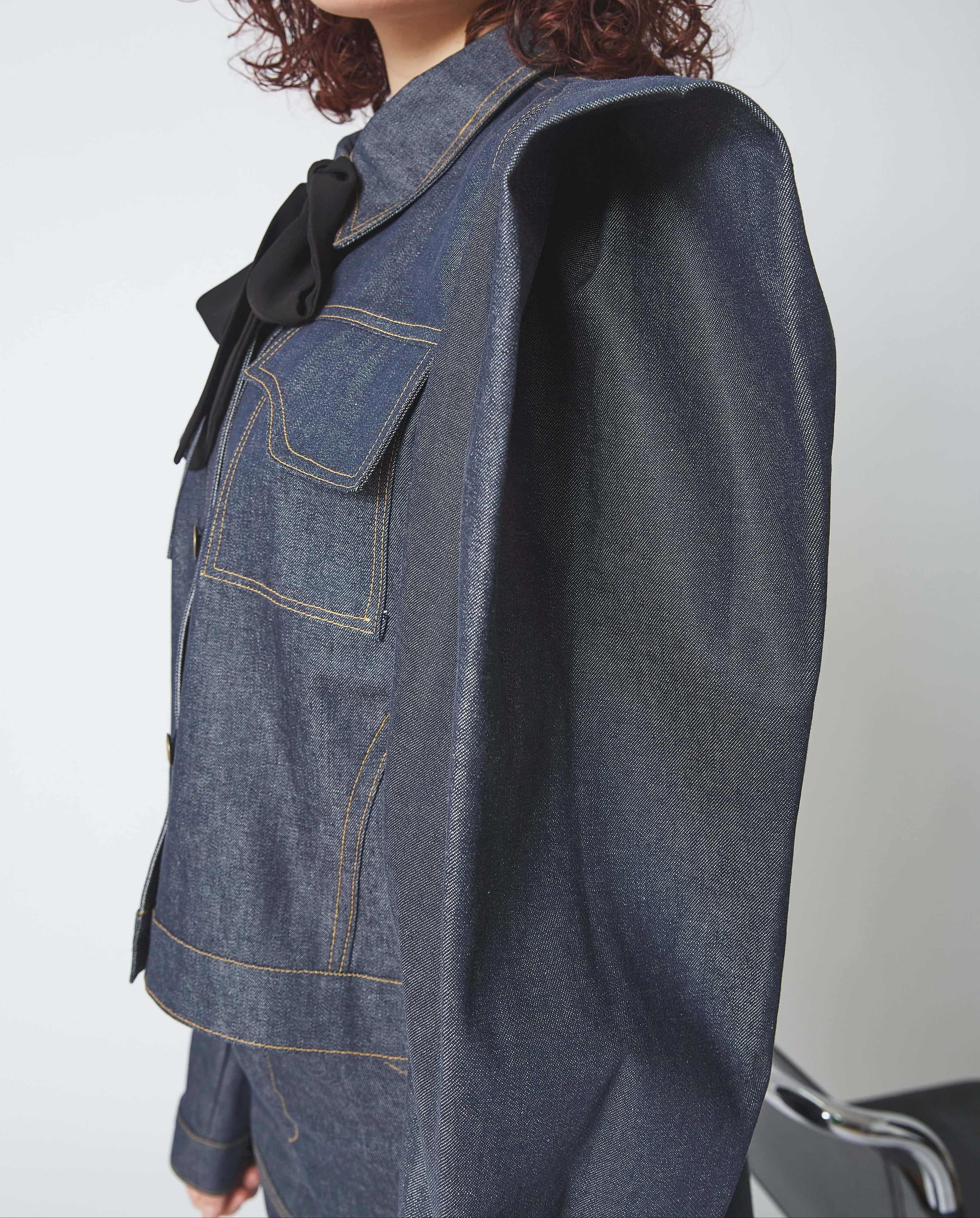 Focus sur le détail de la VESTE SONORA, manche bouffante avec plis creux ajoutant une touche de féminité.
