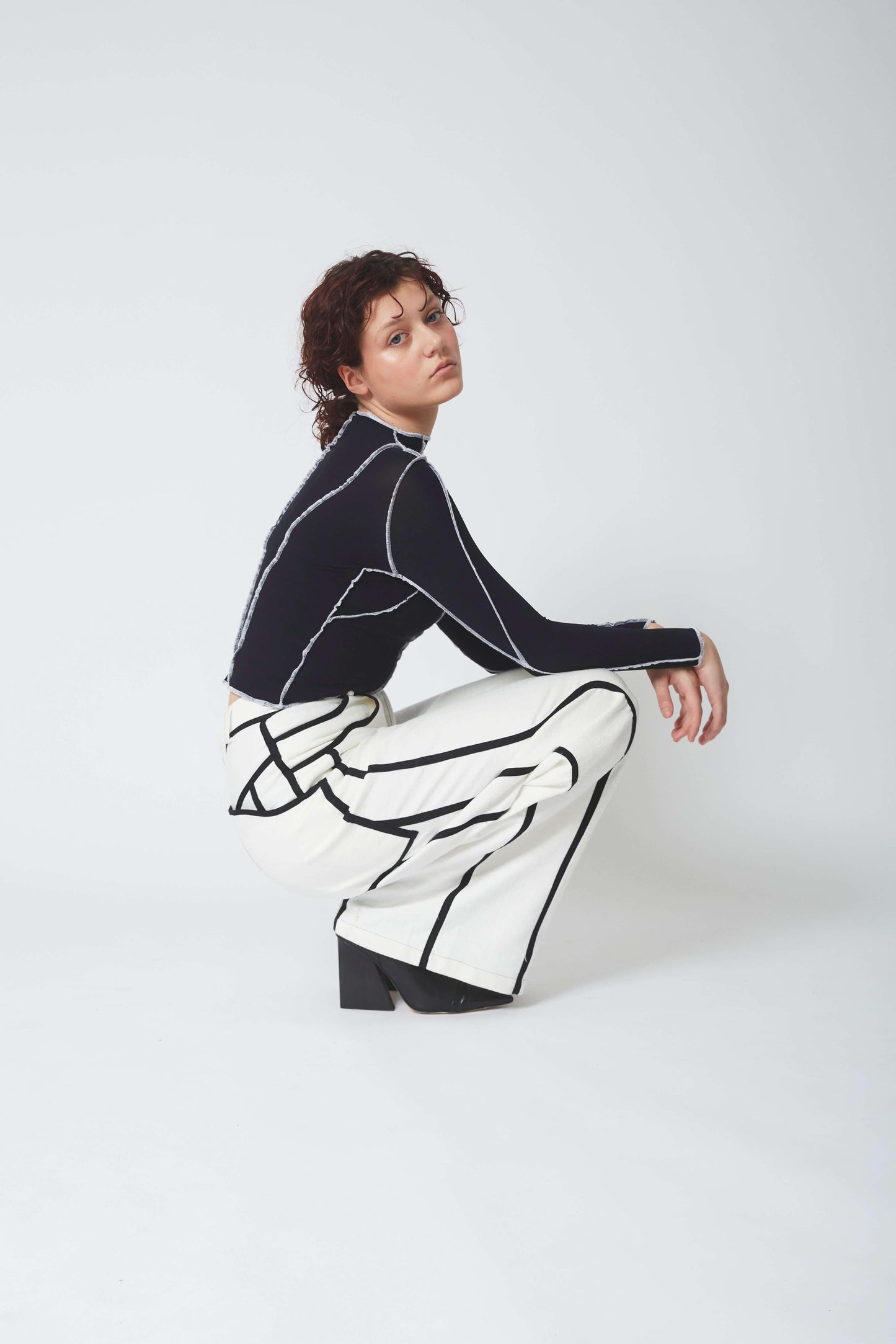 BLACK OVERLOCK TOP
