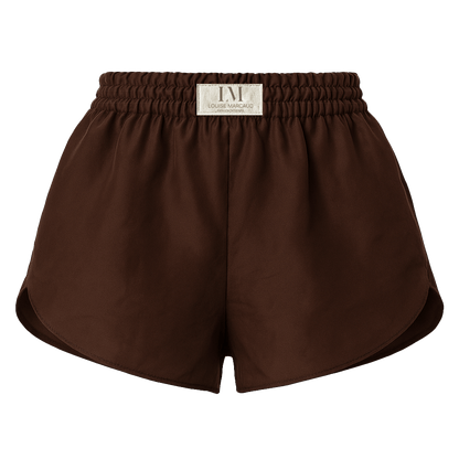 Détail du SHORT BLOOM chocolat : élastique à la taille et griffe de marque, style sportif chic.