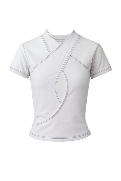 Ensemble CLIC CLAC TOP avec le t-shirt blanc moulant porté sous le débardeur blanc croisé à surpiqûres bleues.